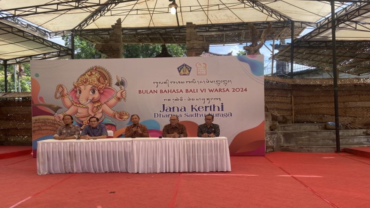 Kepala Dinas Kebudayaan Bali I Gede Arya Sugiartha saat menjelaskan lomba stand up comedy Bulan Bahasa Bali di Denpasar, Selasa (30/1/2024). ANTARA/Ni Putu Putri Muliantari