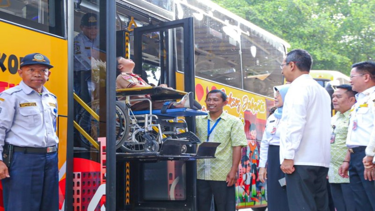 Penjabat (Pj) Gubernur DKI Jakarta Heru Budi Hartono saat menghadiri acara peluncuran sekaligus meninjau fasilitas bus sekolah khusus untuk siswa penyandang disabilitas di Balai Kota DKI, Jakarta Pusat, Rabu (17/1/2024). ANTARA/ HO-Pemerintah Provinsi DKI Jakarta