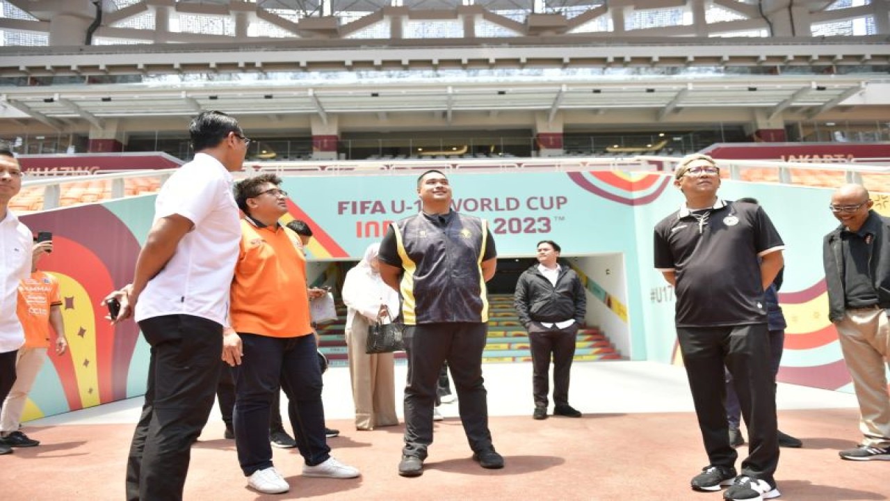 Menteri Pemuda dan Olahraga Republik Indonesia (Menpora) Dito Ariotedjo membahas rencana penempatan markas klub sepak bola Jakarta, Persija, untuk kompetisi Liga 1 musim 2024-2025 saat meninjau kondisi Jakarta International Stadium (JIS) Tanjung Priok, Jakarta Utara, Kamis (25/1/2024). ANTARA/HO-Kemenpora