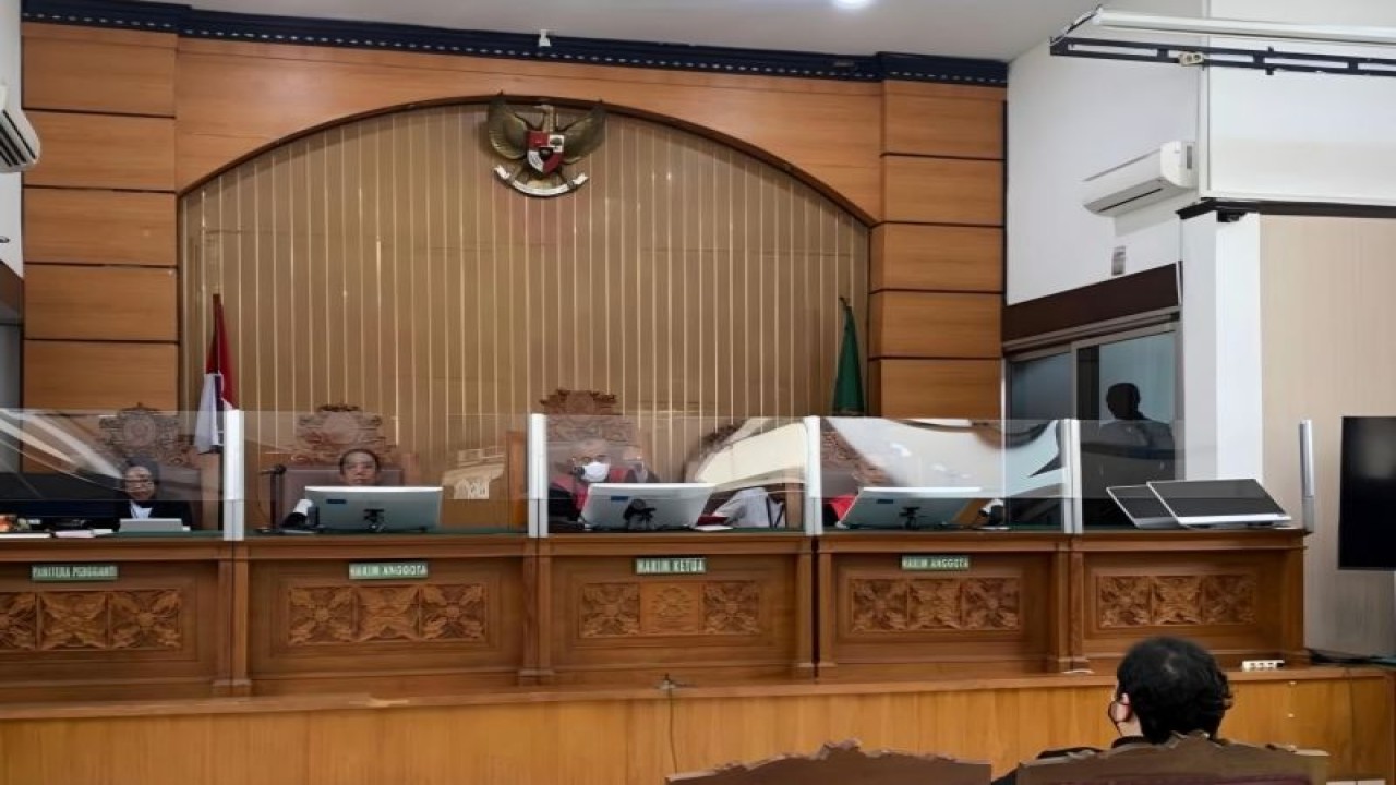 Terdakwa kasus kepemilikan senjata api ilegal Dito Mahendra saat mendengar dakwaan di PN Jakarta Selatan, Senin (15/1/2024). ANTARA/HO-Humas PN Jakarta Selatan