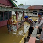 Ditpolairud bagikan sembako kepada korban banjir di Muaro Jambi-1705398176