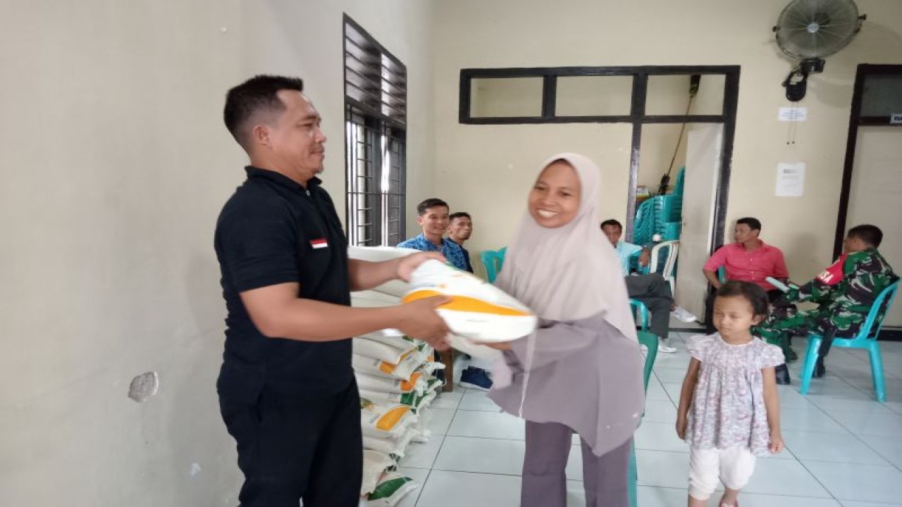 Dokumen - Pembangian beras cadangan pangan pemerintah (CPP) kepala keluarga penerima manfaat (KPM) di Kota Mataram, Provinsi Nusa Tenggara Barat. ANTARA/Nirkomala