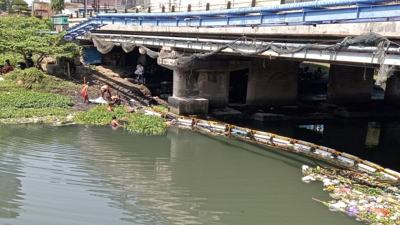 Dokumen: fasilitas jaring sampah di Sungai Jangkuk Kota Mataram, Provinsi Nusa Tenggara Barat. (ANTARA/Nirkomala)