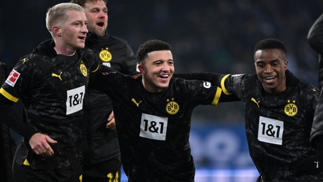 Marco Reus, Jadon Sancho, dan Youssofa Moukoko (ki-ka)merayakan kemenangan Borussia Dortmund atas Darmstadt pada pertandingan Liga Jerman di Stadion Am Boellenfalltor, Darmstadt, Sabtu (13/1/2024). (ANTARA/AFP/Kiriil Kudryavtsev)