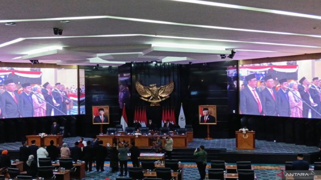 Pelantikan enam anggota DPRD DKI Jakarta yang merupakan pengganti antarwaktu (PAW) pada sisa masa jabatan 2019-2024 dalam Rapat Paripurna di Jakarta, Senin (8/1/2024). ANTARA/Tri Meilani Ameliya.