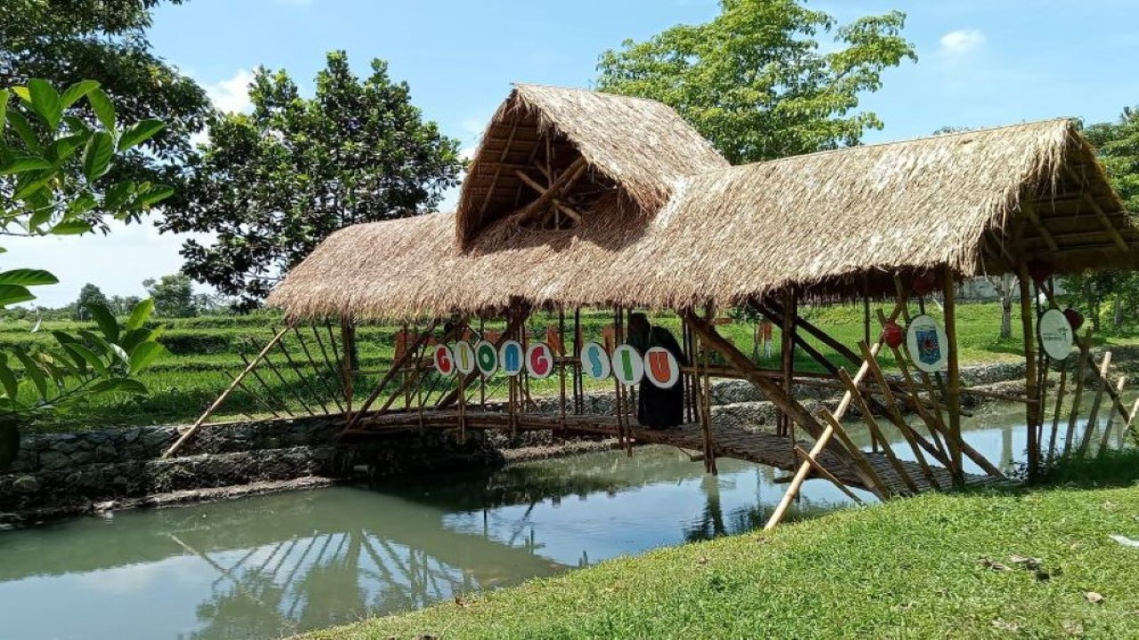 Objek wisata "Giong Siu" (ayunan seribu) Kota Mataram, Provinsi Nusa Tenggara Barat, ditata dengan konsep hutan kota untuk "camping ground". (ANTARA/Nirkomala)