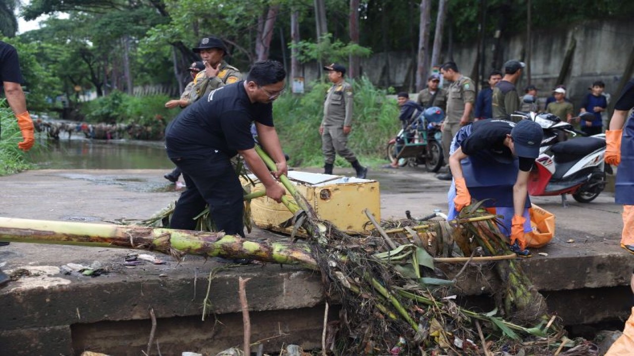 Pemerintah Kota Tangerang bersama masyarakat melakukan kegiatan bersih-bersih kali dan sungai dalam mencegah terjadinya banjir. Tampak seseorang mengangkut sampah dari kali sabi di wilayah cibodas. (ANTARA/HO-Pemkot Tangerang)