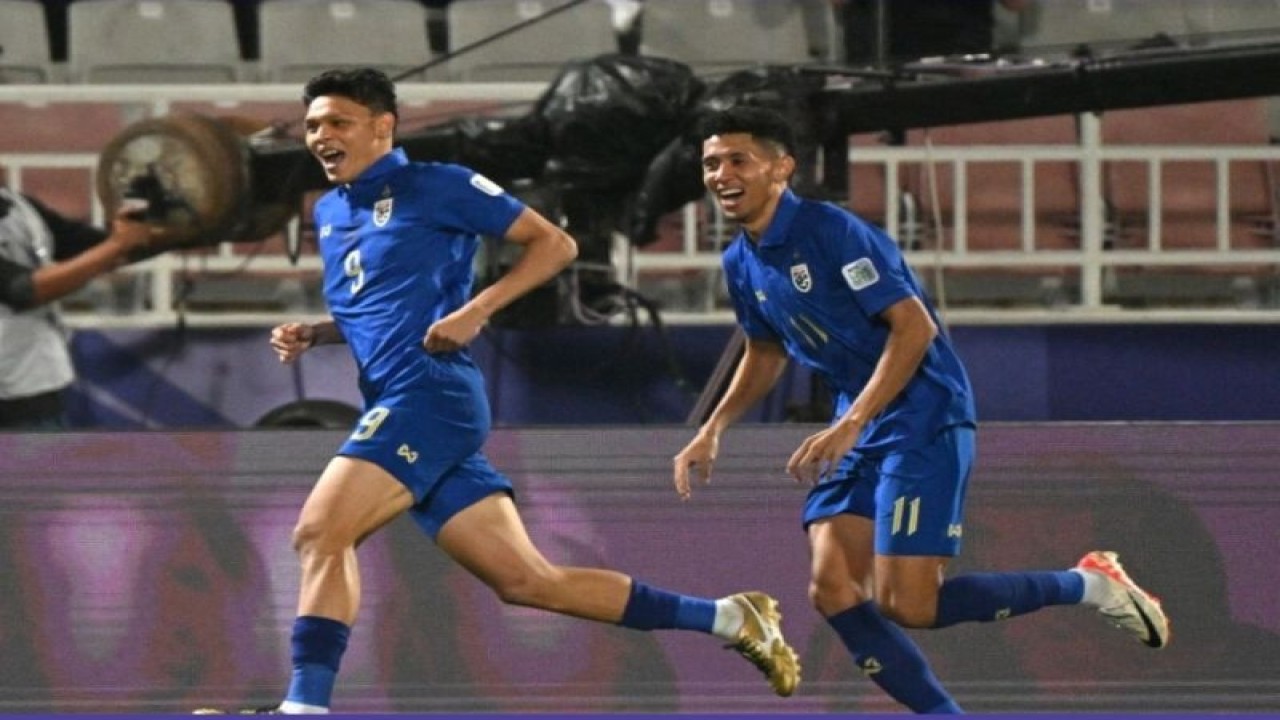 Selebrasi pemain Thailand Supachai Chaided setelah mencetak gol dalam pertandingan grup F Piala Asia lawan Kirgistan di Stadion Abdullah bin Khalifa, Doha pada Selasa (16/1/2024). ANTARA/HO-the-afc.com)