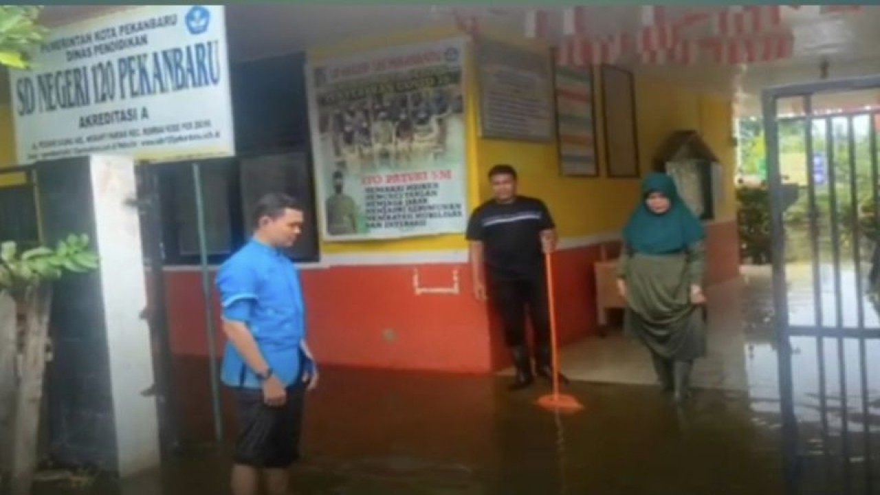 Kondisi SDN 120 Pekanbaru di Kelurahan Meranti Pandak, Rumbai yang tergenang banjir sehingga muridnya terpaksa belajar daring. ANTARA/HO-Tangkapan Layar.