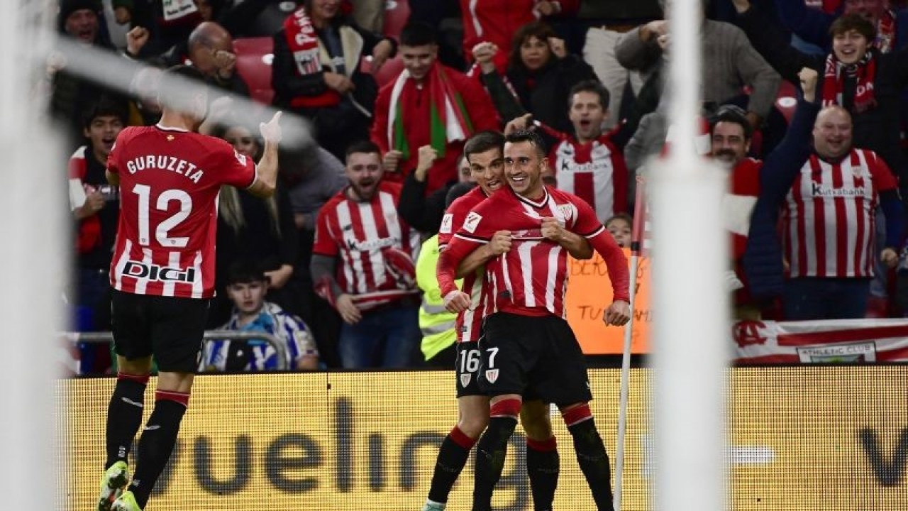 Penyerang Athletic Bilbao Alex Berenguer (kanan) bersama rekan-rekannya merayakan gol yang dicetak ke gawang Real Sociedad, pada pertandingan Liga Spanyol di Stadion San Mames, Bilbao, Sabtu (13/1/2024). (ANTARA/AFP/ANDER GILLENEA)