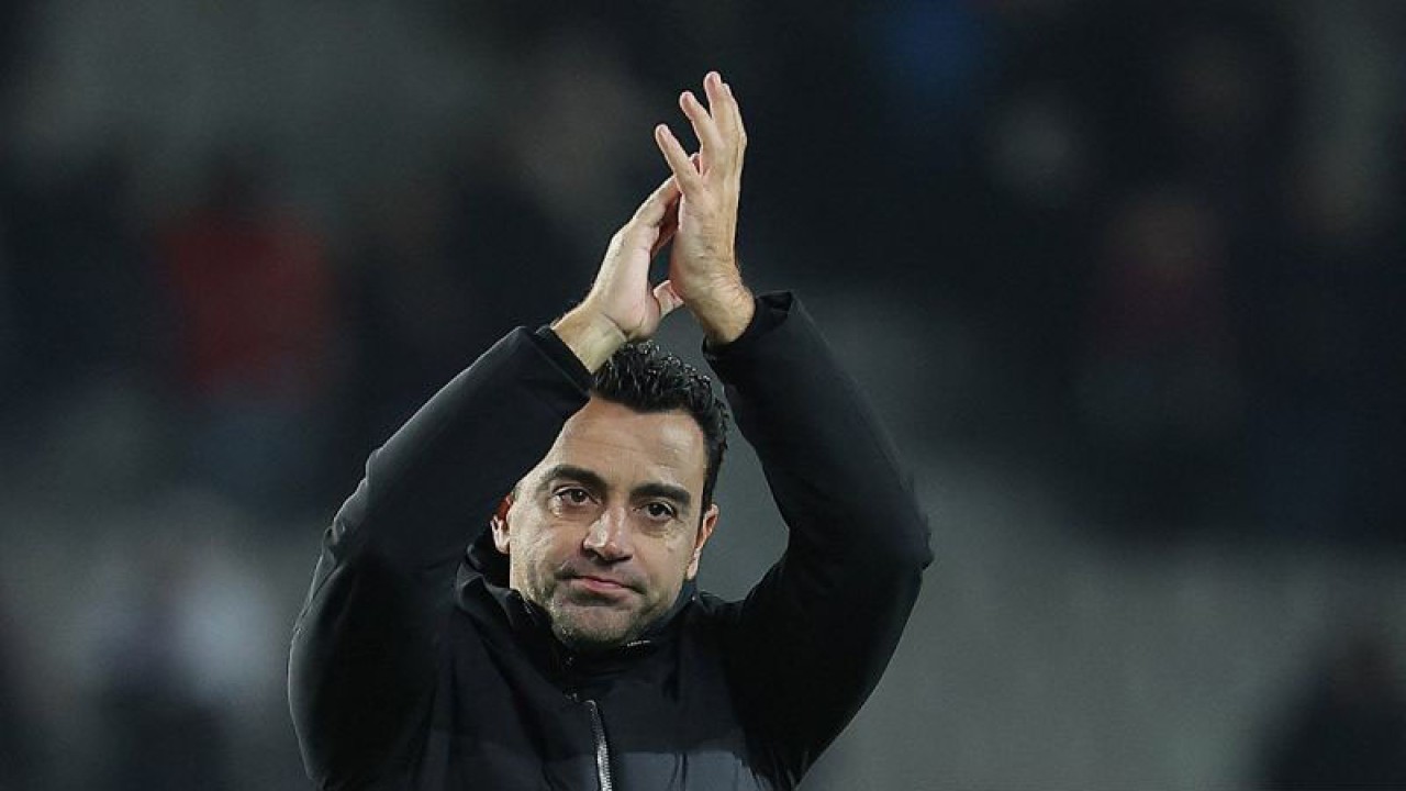 Arsip - Pelatih Barcelona asal Spanyol Xavi bertepuk tangan di penghujung pertandingan Liga Spanyol antara FC Barcelona dan Club Atletico de Madrid di Estadi Olimpic Lluis Companys, Barcelona, Minggu (3/12/2023). ANTARA/AFP/Lluis Gene/am.