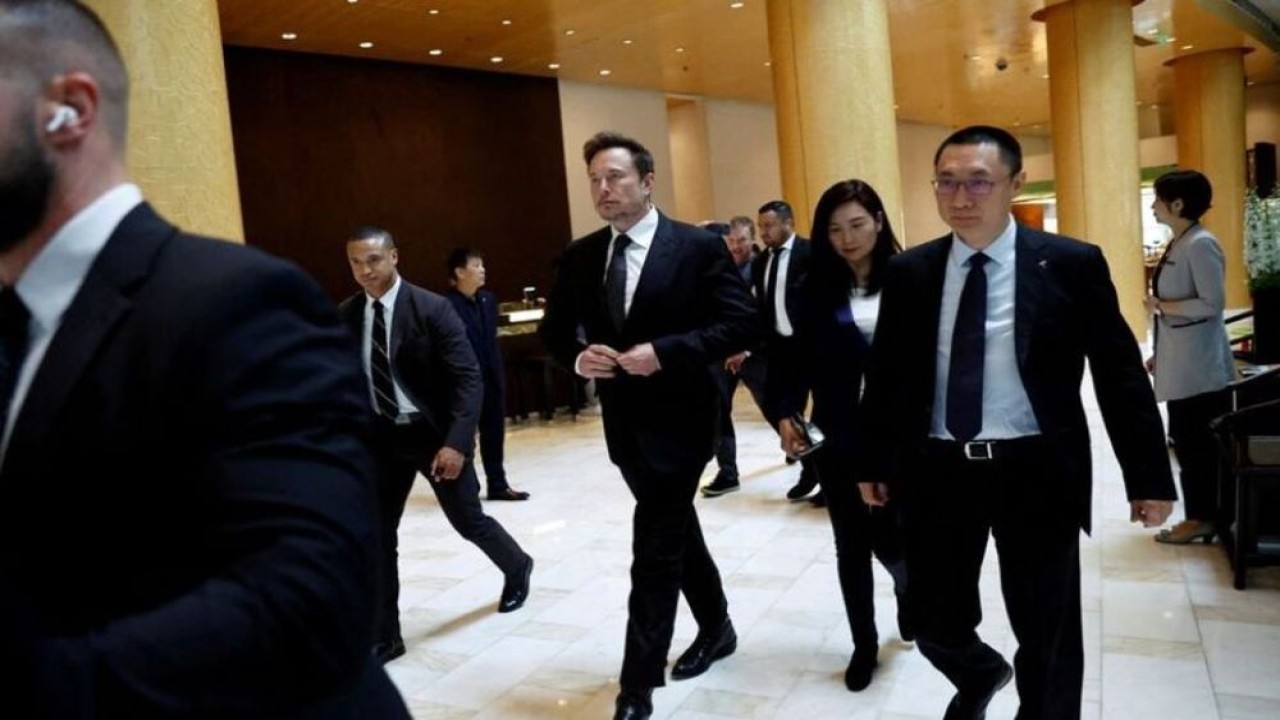 CEO Tesla Elon Musk meninggalkan sebuah hotel di Beijing, China, pada 31 Mei 2023. (Dok/Tingshu Wang/Reuters)