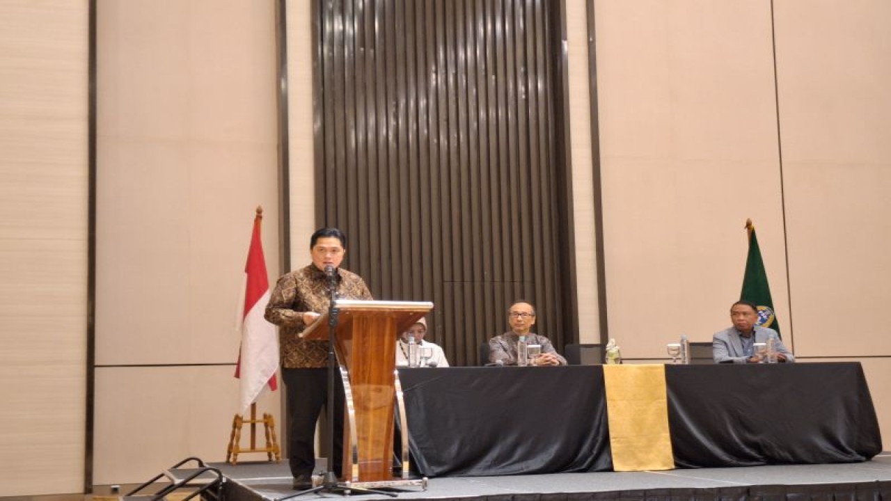 Ketua Umum PSSI Erick Thohir dalam MOU Groundbreaking PSSI dan rumah sakit Abdi Waluyo di Menara Danareksa, Jakarta, Kamis (18/1/2024). (ANTARA/FAJAR SATRIYO)