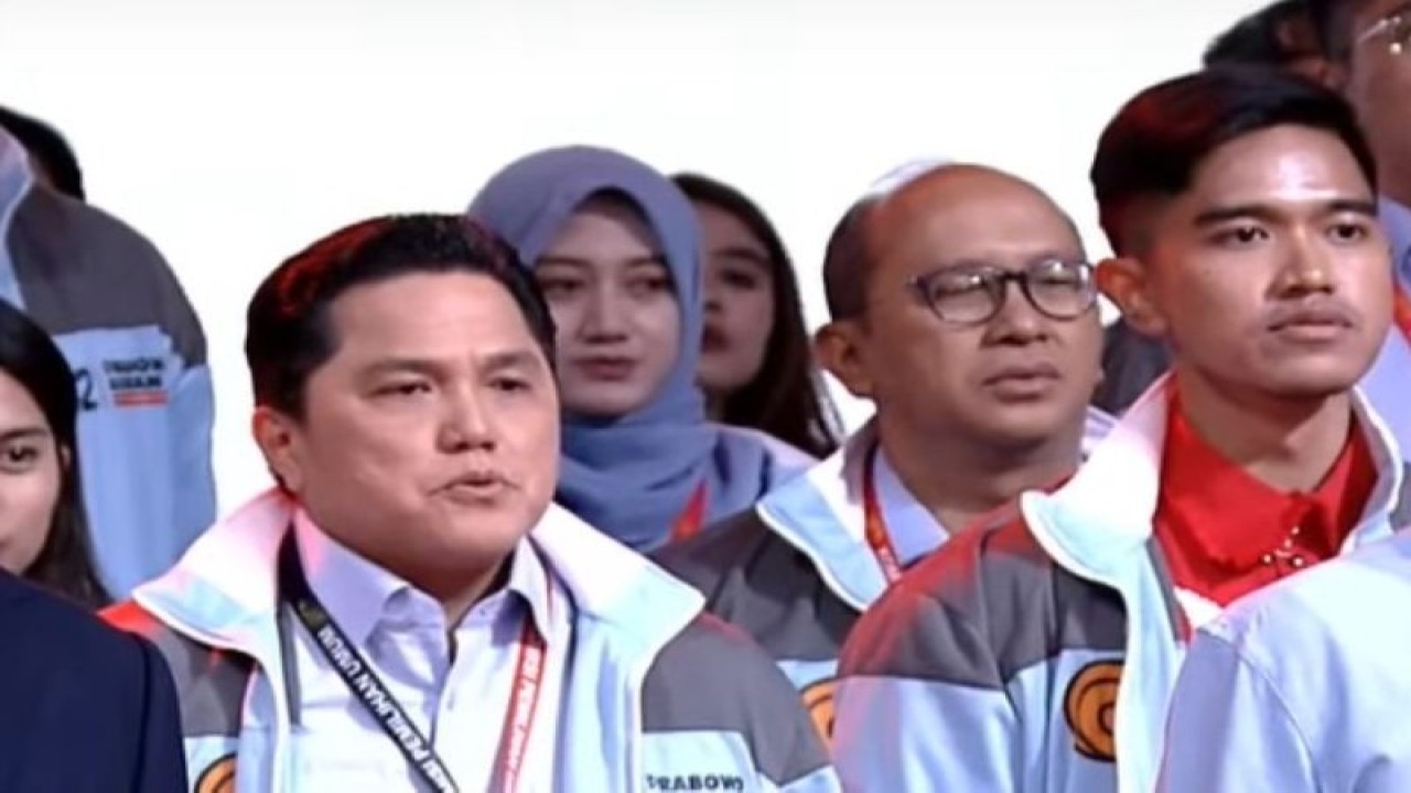 Tangkapan layar - Erick Thohir (kiri) dan Ketua Umum Partai Solidaritas Indonesia Kaesang Pangarep (kanan) saat mendampingi pasangan calon presiden dan wakil presiden nomor urut 2 Prabowo Subianto-Gibran Rakabuming Raka dalam debat keempat Pilpres 2024 di Balai Sidang Jakarta (JCC), Jakarta, Minggu (21/1/2024). (ANTARA/Imam Budilaksono)