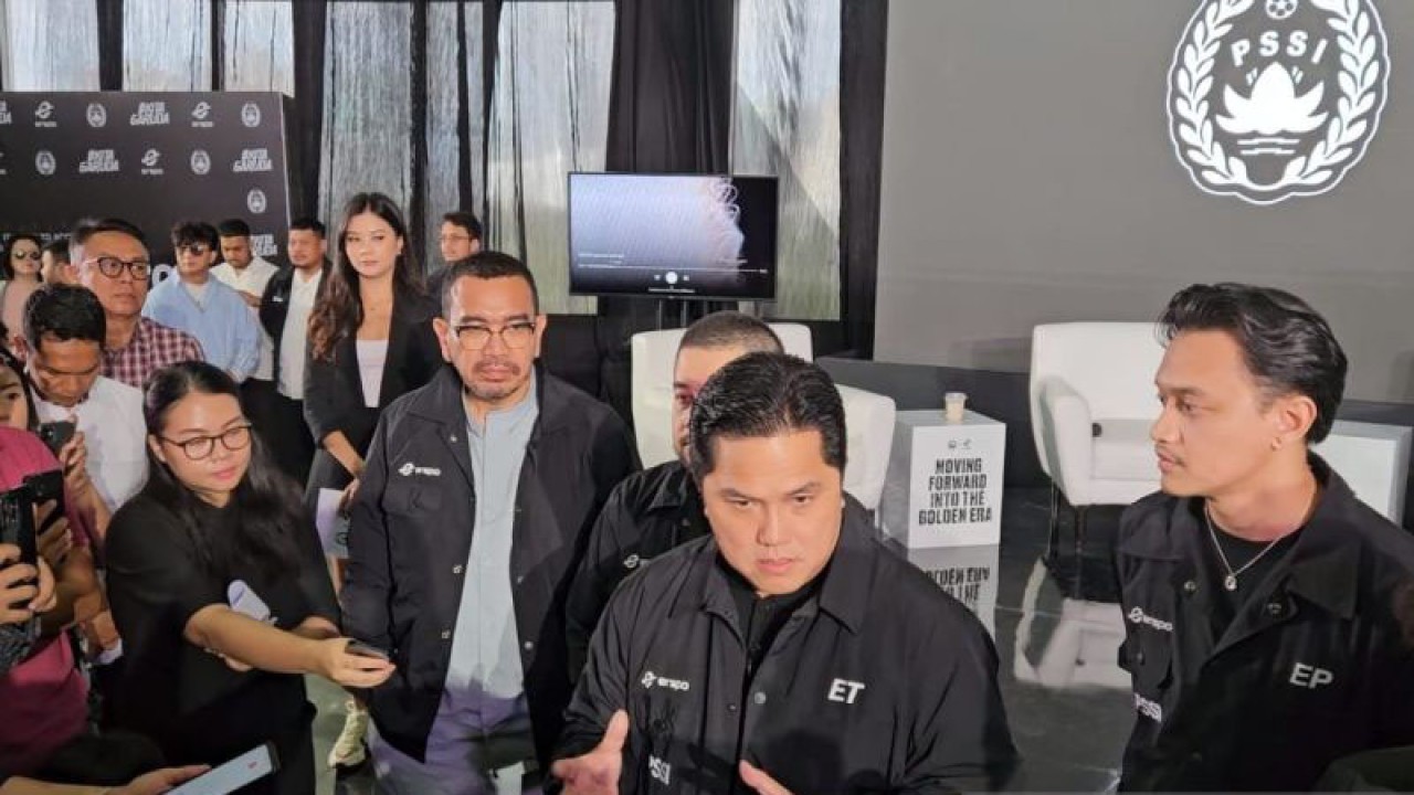 Ketua Umum PSSI Erick Thohir menjawab pertanyaan para pewarta setelah menghadiri acara peresmian kerja sama apparel dengan Erspo di Jakarta, Senin (22/1/2024). (ANTARA/RAUF ADIPATI)