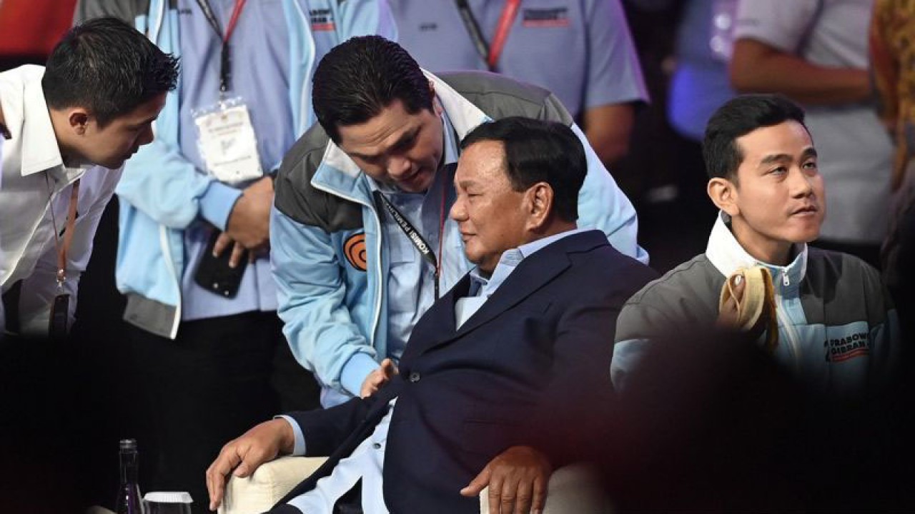 Capres nomor urut 2 Prabowo Subianto (duduk tengah) berbincang dengan Erick Thohir (bungkuk tengah) saat Jeda Debat Keempat Pilpres 2024 di Jakarta Convention Center (JCC), Jakarta, Minggu (21/1/2024). ANTARA FOTO//M Risyal Hidayat/tom/aa. (Antara Foto/M Risyal Hidayat)