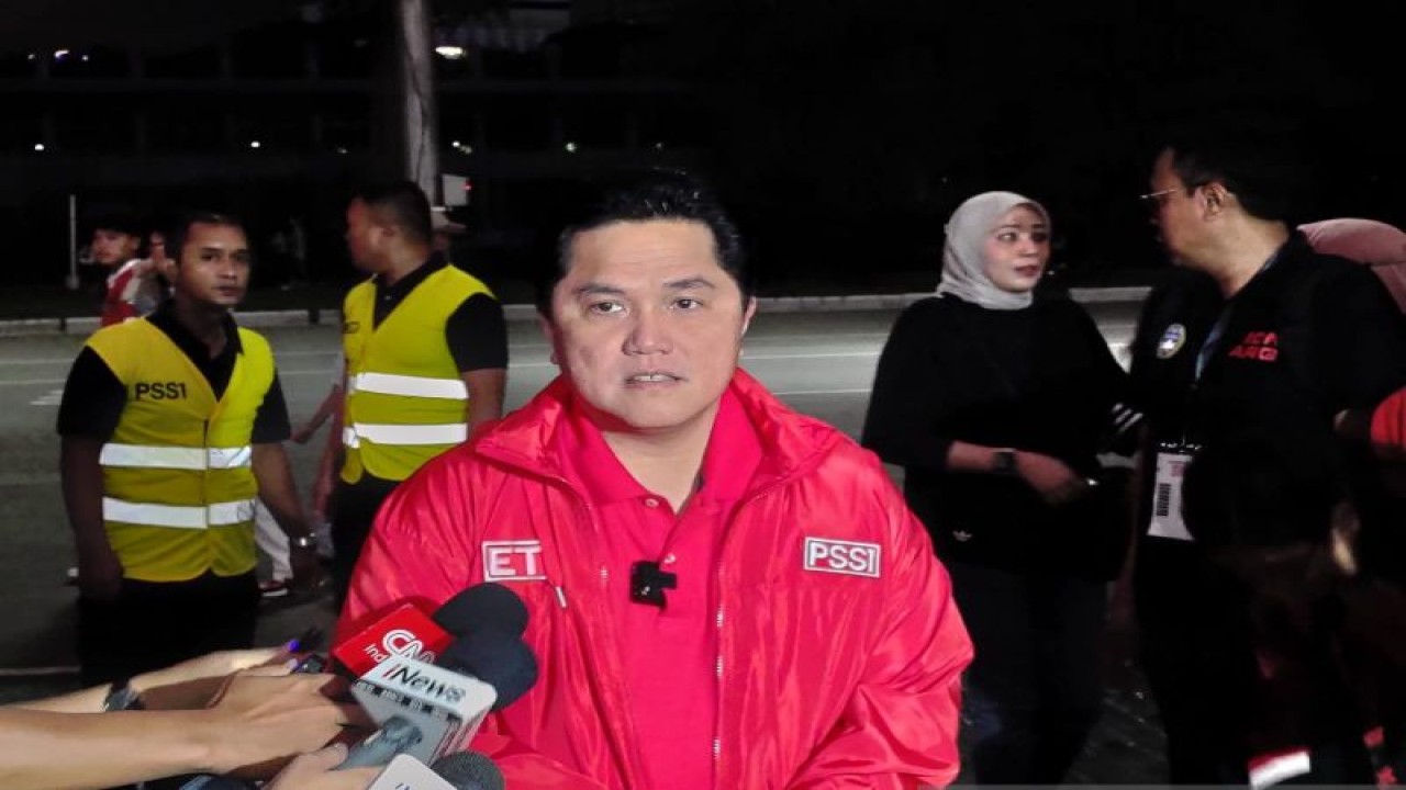 Ketua Umum Persatuan Sepak Bola Seluruh Indonesia (PSSI) Erick Thohir saat ditemui pewarta di Stadion Utama Gelora Bung Karno, Senayan, Jakarta, Jumat (26/1/2024). (ANTARA/Hendri Sukma)