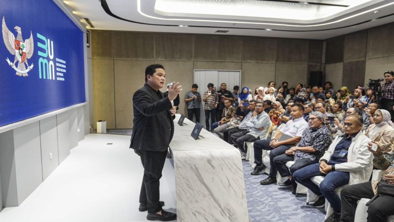 Menteri BUMN Erick Thohir menyampaikan sambutan pada peresmian media center Kementerian BUMN di Jakarta, Rabu (3/1/2024). Penyediaan media center tersebut sebagai sarana untuk menyampaikan informasi terkait Kementerian BUMN secara akurat dan mendalam. ANTARA FOTO/Dhemas Reviyanto/tom.