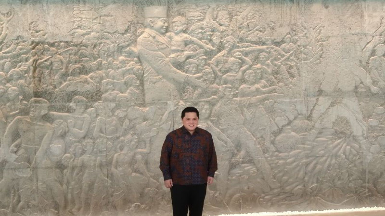 Ketua Umum PSSI Erick Thohir berpose dengan latar belakang relief Presiden Pertama RI Soekarno di Bali Beach Hotel, Sanur, Denpasar, Bali, Selasa (30/1/2024) ANTARA/Dewa Ketut Sudiarta Wiguna