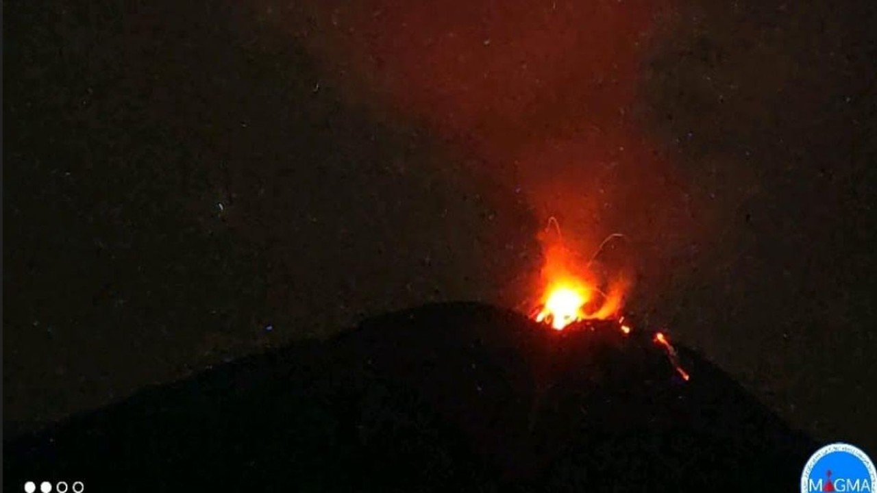 Gunung Lewotobi Laki-laki meletus dan menyemburkan lava pijar/ist