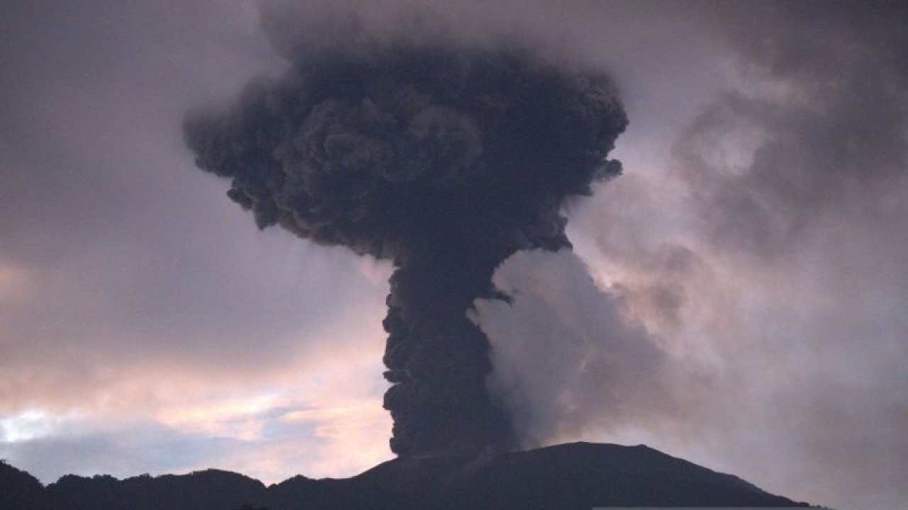 Penampakan erupsi Gunung Marapi dari Kabupaten Agam, Sumbar pada Minggu (14/1/2024). ANTARA/Muhammad Zulfikar