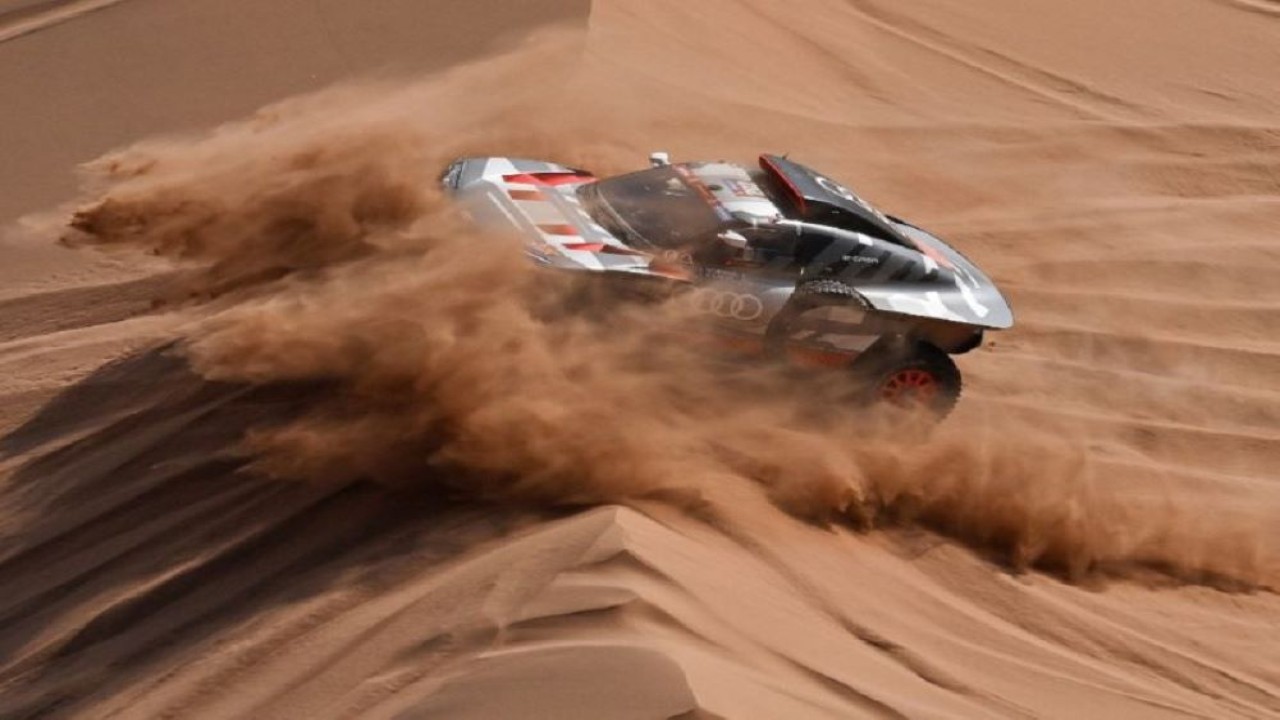 Pembalap tim Audi Stephane Peterhansel asal Prancis menjalani etape 2 Reli Dakar dari Al Henakiyah menuju Al Duwadimi, Arab Saudi, MInggu (7/1/2024) (AFP/PATRICK HERTZOG)