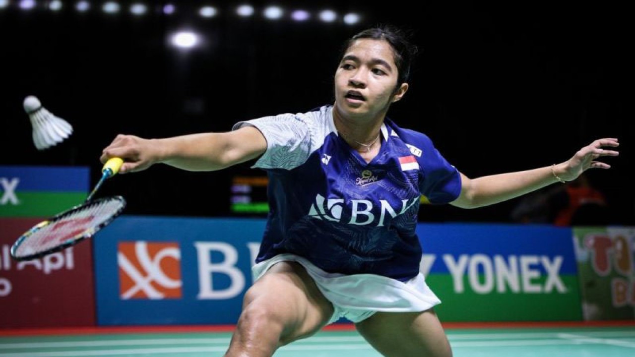 Foto arsip - Pebulu tangkis tunggal putri Indonesia Ester Nurumi Tri Wardoyo mengembalikan kok ke arah pebulu tangkis Jepang Hina Akechi pada babak 32 besar turnamen BNI Indonesia Masters II 2023 di Jatim International Expo, Surabaya, Jawa Timur, Rabu (25/10/2023). (ANTARA FOTO/Rizal Hanafi/hp.)