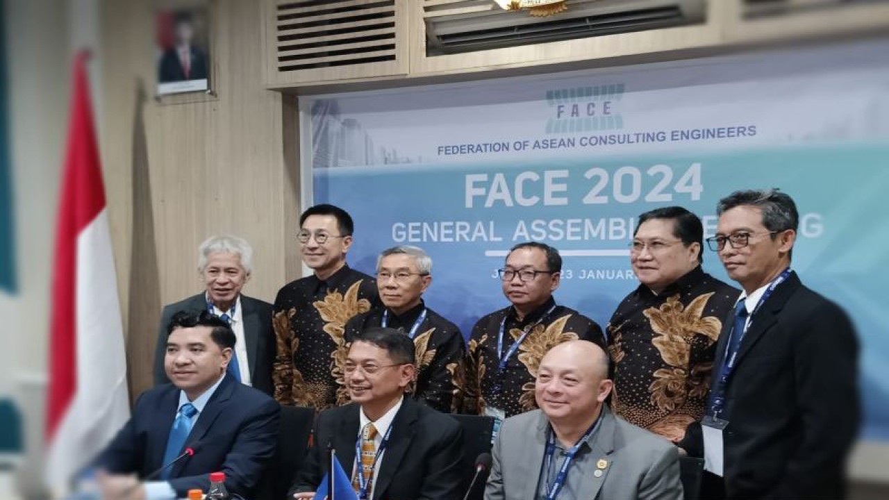 Presiden The Federation of ASEAN Consulting Engineers (FACE) Chuck Ko (duduk paling kanan) dan Ketua INKINDO Erie Heryadi (duduk di tengah) berfoto bersama sebelum penyelenggaraan pertemuan membahas isu-isu proyek konstruksi di kota-kota besar di Jakarta, Rabu (24/01/2024). ANTARA/ Ganet Dirgantoro