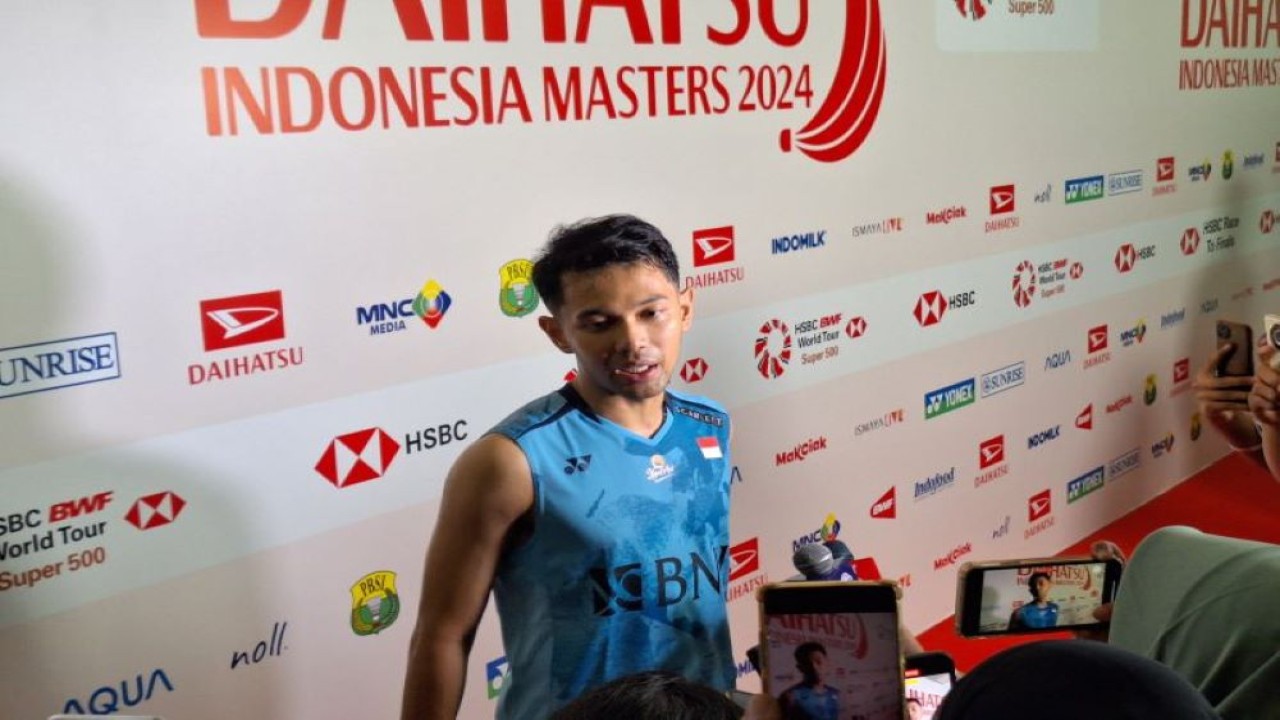 Pebulu tangkis ganda putra Indonesia Fajar Alfian seusai pertandingan babak 32 besar Indonesia Masters 2024 yang berlangsung di Istora Gelora Bung Karno (GBK), Senayan, Jakarta, Selasa (23/01/2024). (ANTARA/FAJAR SATRIYO)