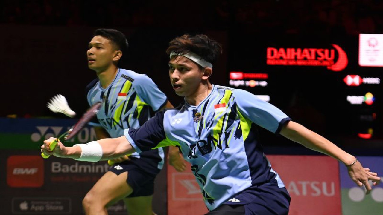 Pebulu tangkis ganda putra Indonesia Muhammad Rian (kanan)/Fajar Alfian (kiri) mengembalikan kok ke arah lawannya pebulu tangkis ganda putra China Liu Yu Chen/Ou Xuan Yi dalam babak Perempat Final Daihatsu Indonesia Masters 2023 di Istora Gelora Bung Karno, Jakarta, Jumat (27/1/2023). Fajar/Rian gagal lolos ke babak semi final usai dikalahkan pasangan ganda putra asal China Liu/Xuan dengan skor 21-11, 13-21, dan 23-25. ANTARA FOTO/Indrianto Eko Suwarso/YU