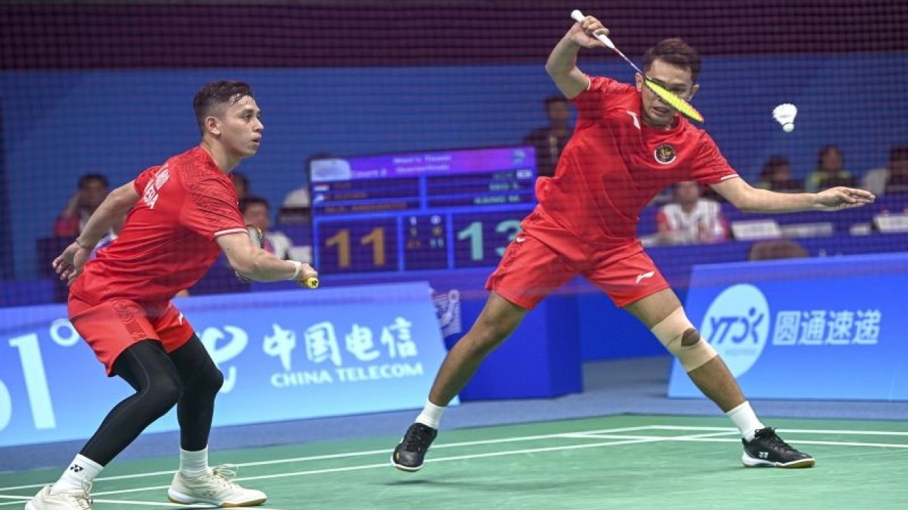 Foto arsip - Pebulu tangkis ganda putra Indonesia Fajar Alfian (kanan) dan Muhammad Rian Ardianto (kiri) mengembalikan kok ke arah lawannya asal Korea Selatan Seo Seungjae dan Kang Minhyuk dalam babak perempat final beregu Asian Games 2022 di Binjiang Gymnasium, Hangzhou, China, Jumat (29/9/2023). ANTARA FOTO/M Risyal Hidayat/aww.