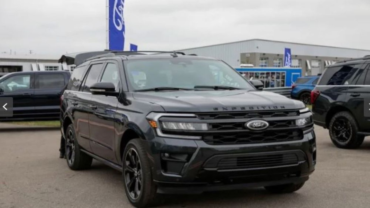 SUV Ford Expedition 2022 ditampilkan saat pameran otomotif Motor Bella 2021 di Pontiac, Michigan, Amerika Serikat, pada 21 September 2021. (Dok/Rebecca Cook/Reuters)