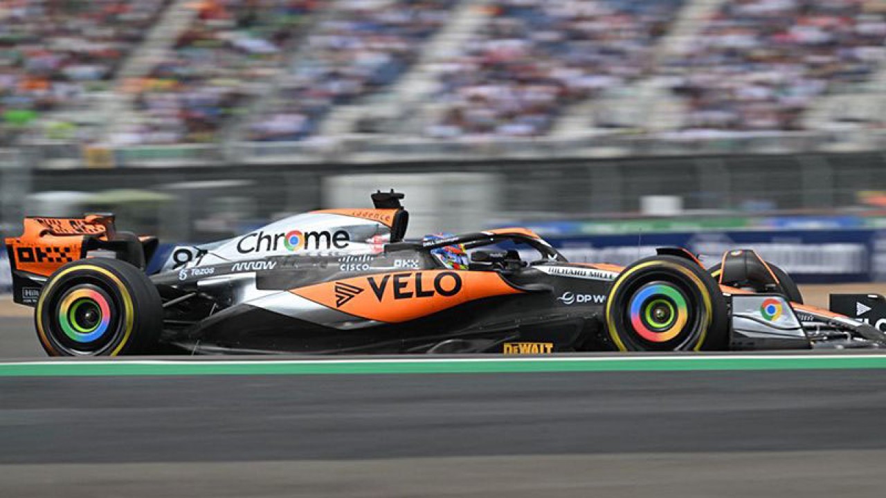 Pebalap McLaren Oscar Piastri melaju pada balapan Grand Prix Formula 1 yang digelar di Sirkuit Silverstone, Inggris, Minggu (9/7/2023). ANTARA/AFP/Andrej Isakovic/aa. (AFP/ANDREJ ISAKOVIC)