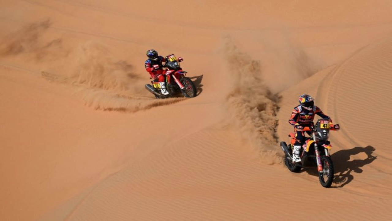 Foto arsip - Suasana kategori motor Reli Dakar 2023, antara Haradh ke Shaybah, Arab Saudi. (ANTARA/AFP/FRANCK FIFE)