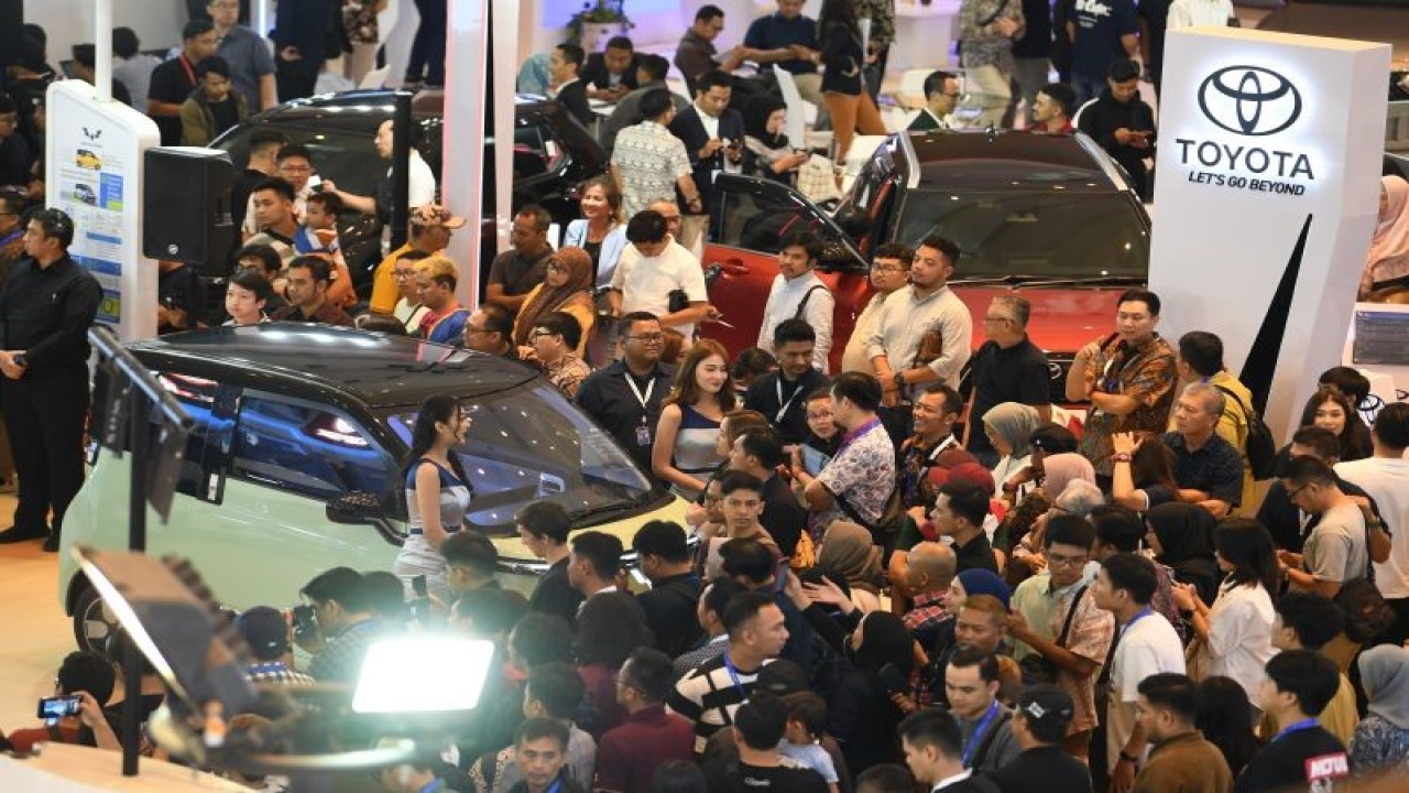 Arsip foto - Pengunjung memadati salah satu stan kendaraan listrik saat Pameran otomotif Gaikindo Indonesia International Auto Show (GIIAS) 2023 di Sudirman Grand Ballroom, Bandung, Jawa Barat, Rabu (22/11/2023). ANTARA FOTO/M Agung Rajasa/foc.