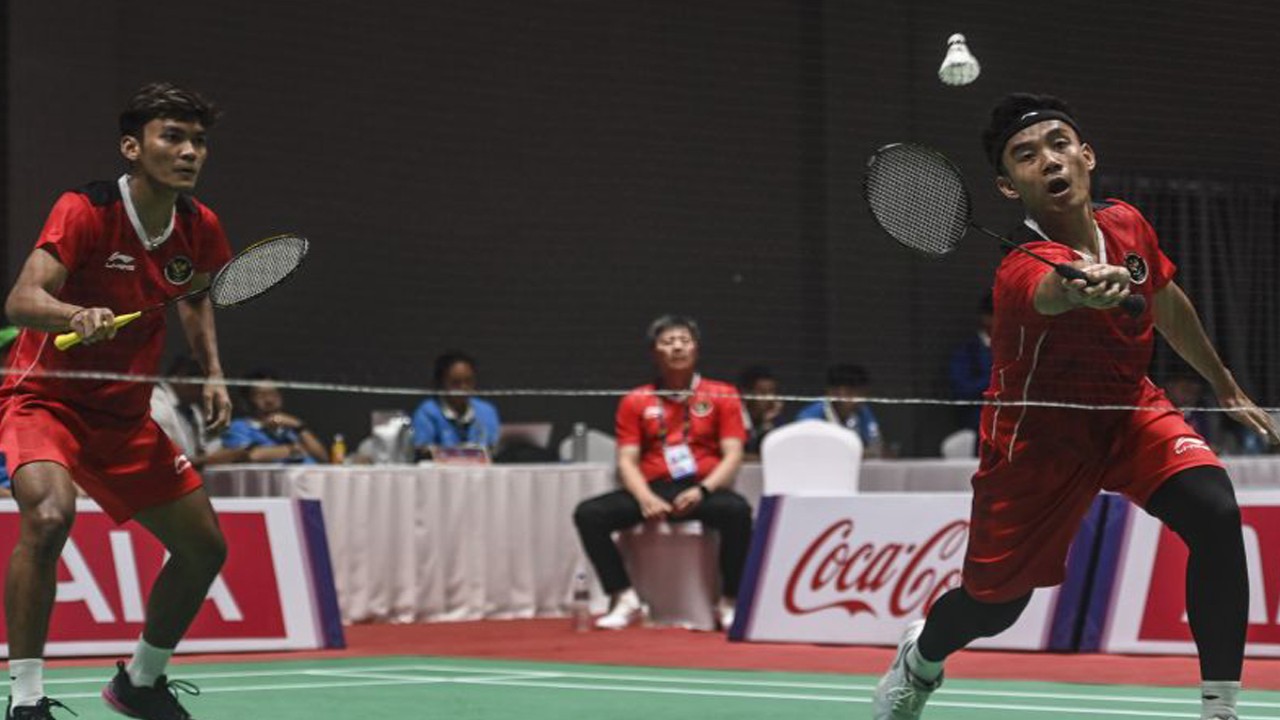 Foto arsip - Pebulu tangkis ganda putra Indonesia Muhammad Shohibul Fikri (kiri) dan Bagas Maulana (kanan) mengembalikan kok ke arah lawannya pebulu tangkis Malaysia Beh Chun Meng dan Goh Boon Zhe pada final bulu tangkis beregu putra SEA Games 2023 di Badminton Hall, Morodoc Techo National Stadium, Phnom Penh, Kamboja, Kamis (11/5/2023). ANTARA FOTO/Muhammad Adimaja/tom.