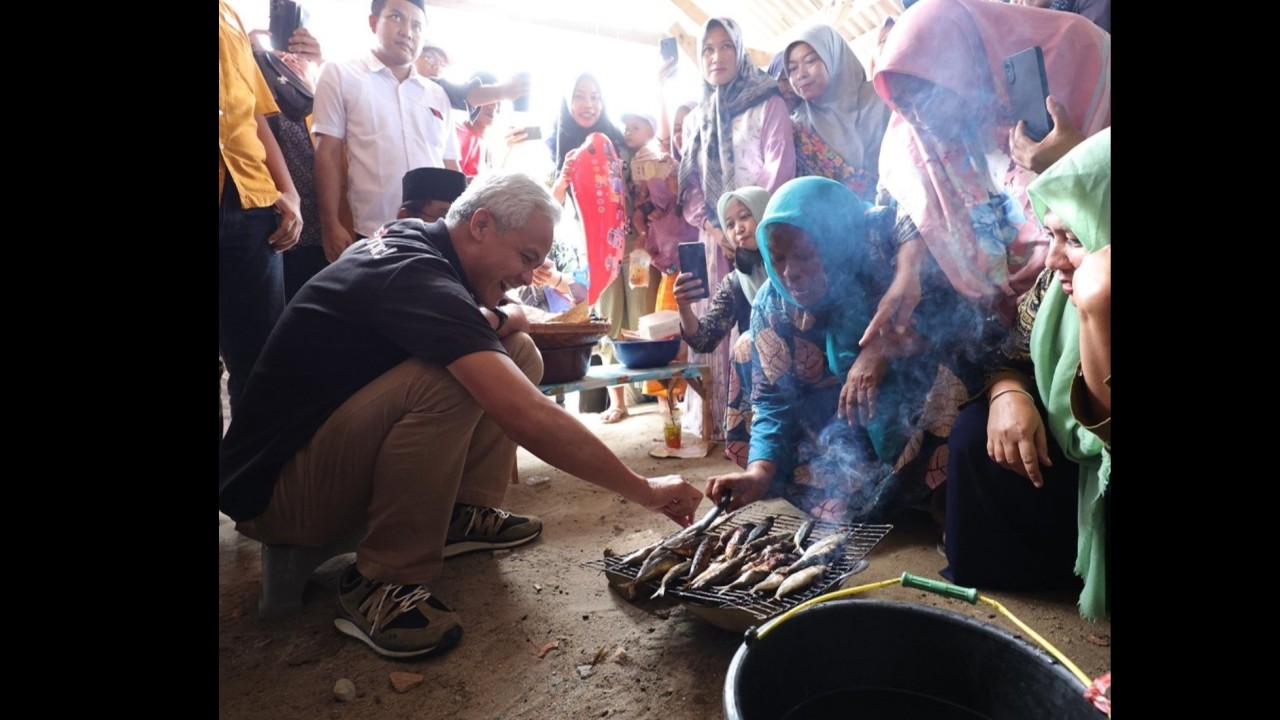 Capres Ganjar Pranowo bersama nelayan Rembang.