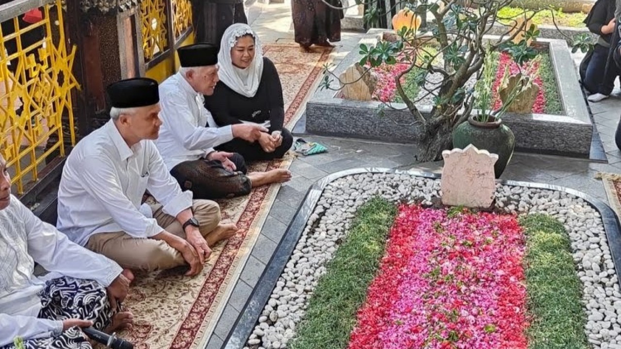 Ganjar Pranowo ziarah ke makam Gus Dur dan pendiri NU KH Hasyim Asy'ari. (Kompas.com)