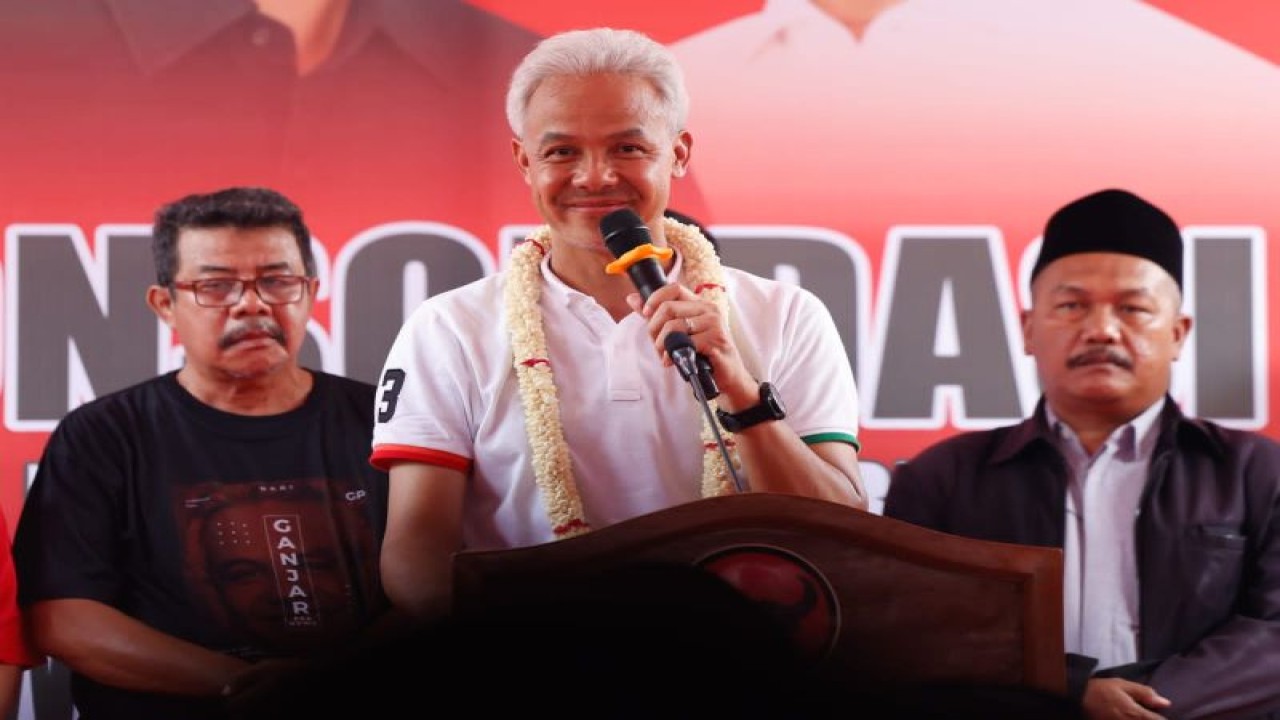 Capres nomor urut 03 Ganjar Pranowo saat berpidato di Sekretariat DPC PDIP Kabupaten Pekalongan, Jawa Tengah, Selasa (16/1/2024). (ANTARA/ HO - tim media TPN Ganjar Mahfud)