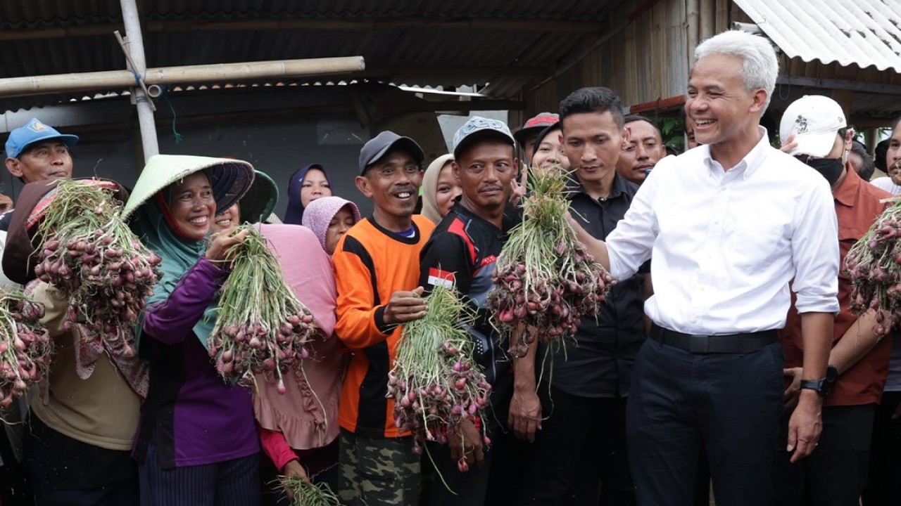 Capres Ganjar Pranowo bersama petani bawang Brebes.