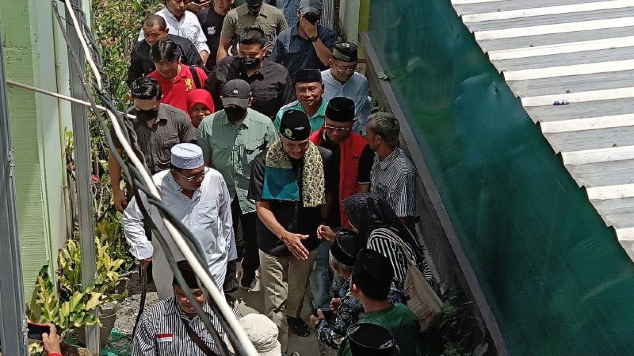 Capres nomor urut 3 Ganjar Pranowo (berkemeja hitam) menyambangi Pondok Pesantren Roudlotussolihin, Lampung, Senin (22/1). (ANTARA/Ahmad Faishal)