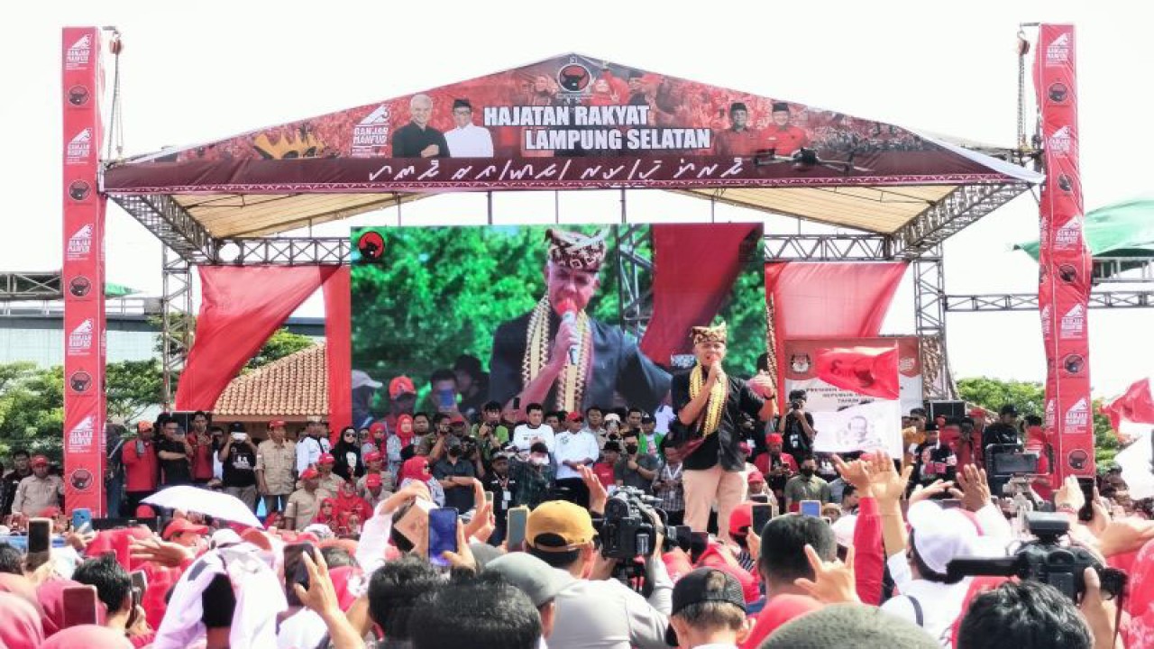 Suasana saat calon presiden nomor urut 3 Ganjar Pranowo, menyapa ribuan ibu-ibu pendukung Capres Ganjar-Mahfud di Lampung Selatan, Senin (22/1/2024). ANTARA/Riadi Gunawan