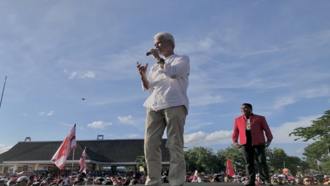 Capres nomor urut tiga Ganjar Pranowo saat melakukan kampanye terbuka di Lapangan Merdeka Ambon, Senin. (ANTARA/Winda Herman)