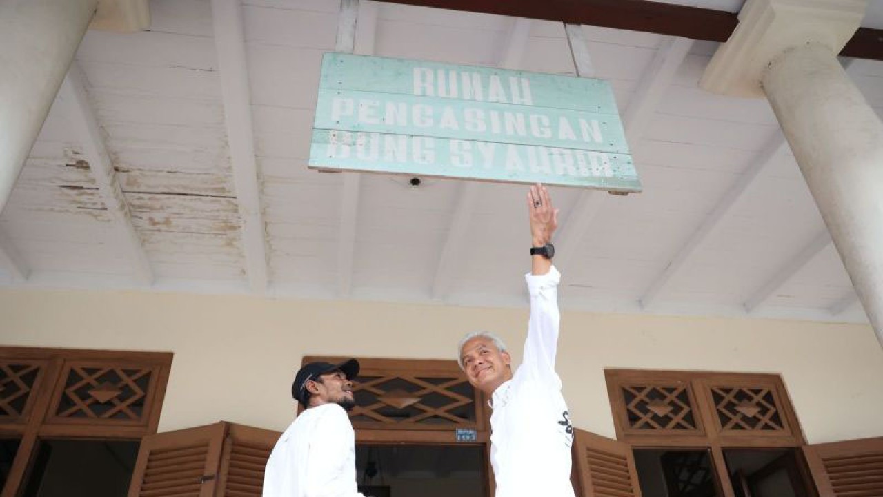 Ganjar Pranowo kunjungi situs sejarah rumah pengasingan Bung Hatta di Banda Neira, Maluku, Selasa (30/1/2024). ANTARA/HO-TPN