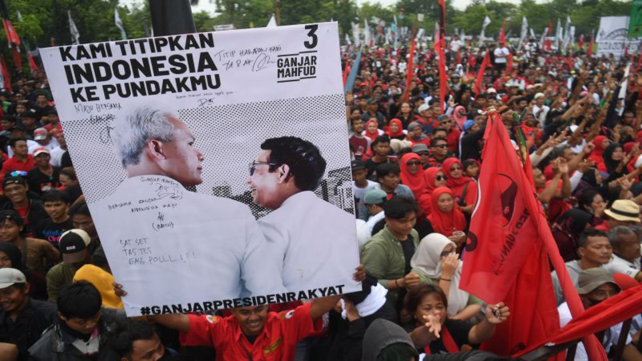 Arsip foto - Ribuan simpatisan mengikuti kampanye terbuka Calon presiden nomor urut 3 Ganjar Pranowo bertajuk Hajatan Rakyat di Alun-Alun Wates, Kulon Progo, Yogyakarta, Minggu (28/1/2024). ANTARA FOTO/Akbar Nugroho Gumay/nym.