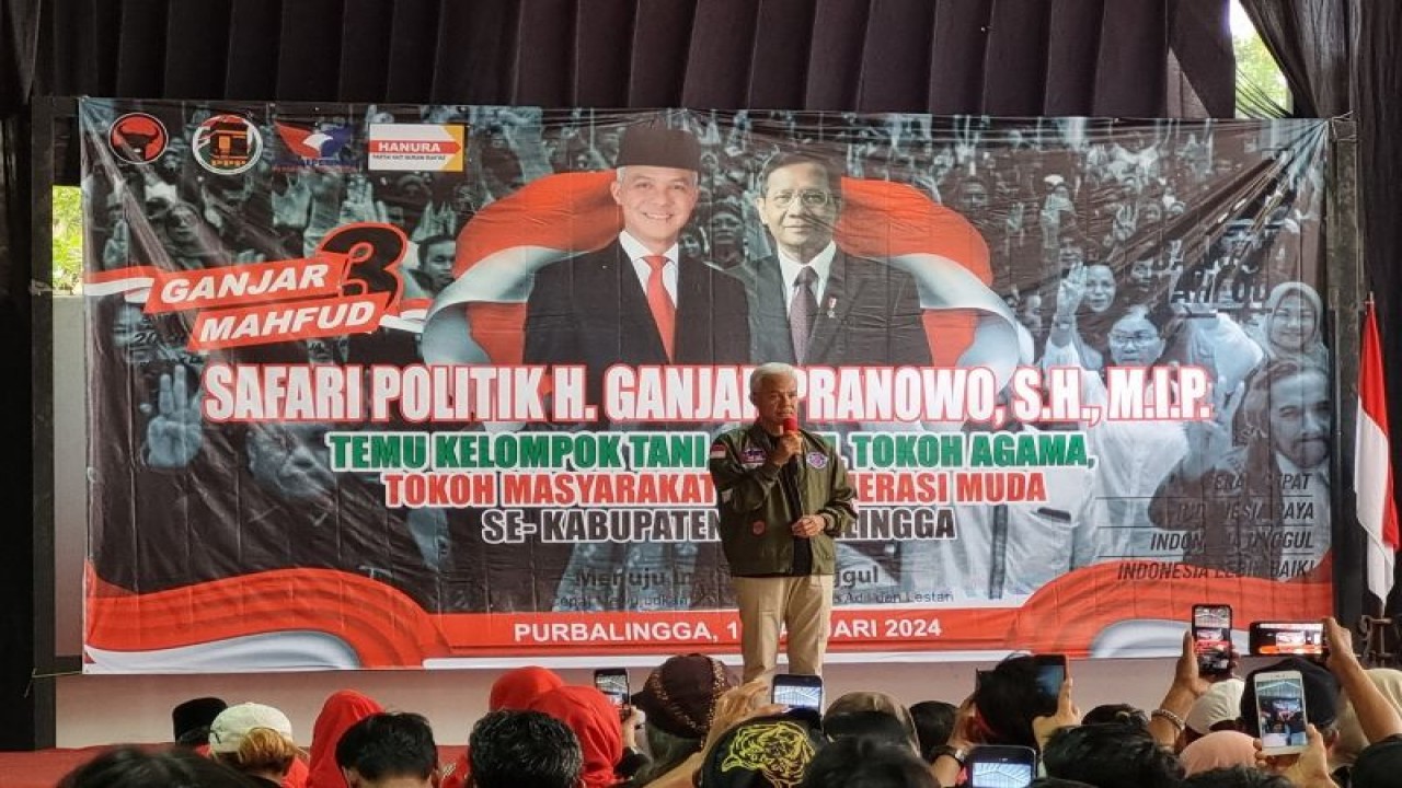 Calon Presiden nomor urut 03 Ganjar Pranowo berpidato dalam kegiatan Temu Kelompok Tani, UMKM, Tokoh Agama, dan Tokoh Masyarakat di Purbalingga, Jawa Tengah, Senin (15/1/2024). (ANTARA/ Anita Permata Dewi)