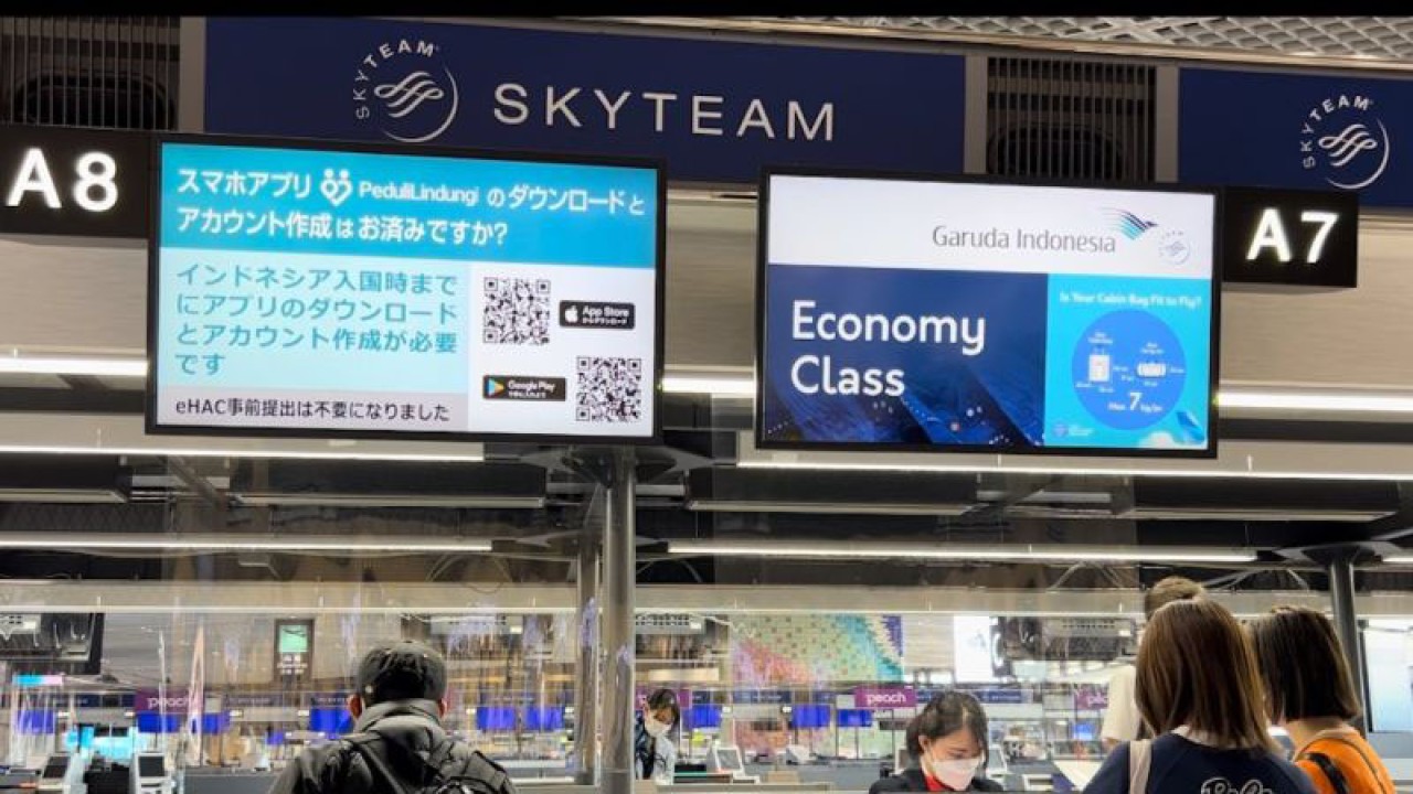 Penumpang lapor diri di gerai Garuda Indonesia di Bandara Narita Tokyo. (ANTARA/ Juwita Trisna Rahayu)