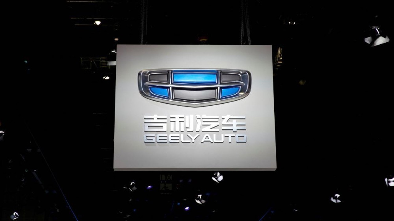 Logo Geely Auto ditampilkan pada hari media kedua untuk pameran otomotif Shanghai di Shanghai, China, 17 April 2019. (Aly Song/Reuters)