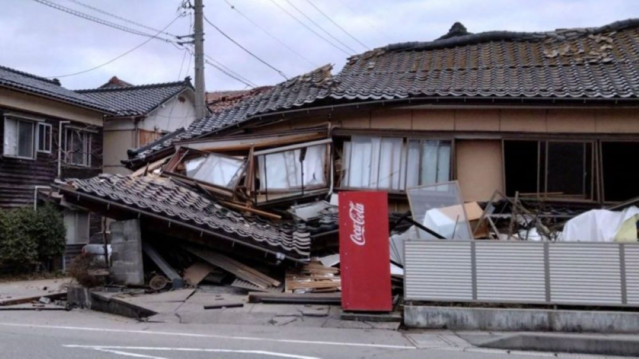 Jepang mengeluarkan peringatan tsunami setelah serangkaian gempa bumi sangat kuat di pesisir Laut Jepang. (Reuters)