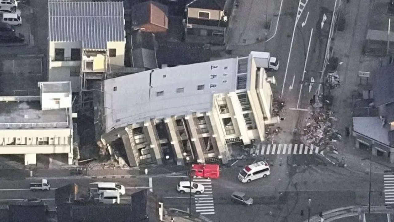 Pemandangan udara menunjukkan bangunan runtuh akibat gempa bumi di Wajima, prefektur Ishikawa, Jepang, pada 2 Januari 2024, dalam foto yang dirilis Kyodo. (Kyodo via Reuters)